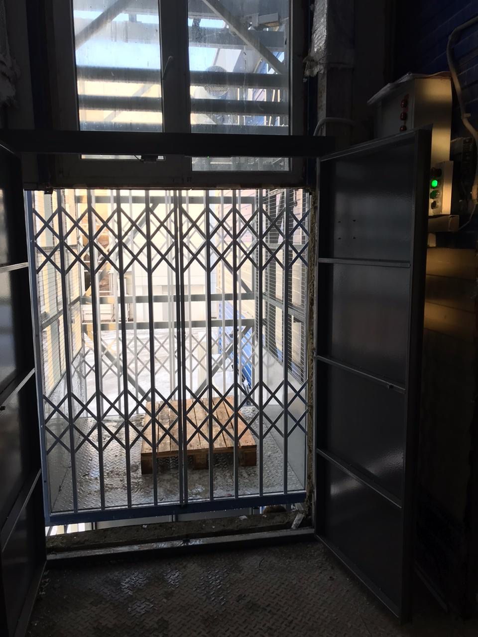 Подъемник грузовой в металлокаркасной шахте, 1000 кг, Саранск