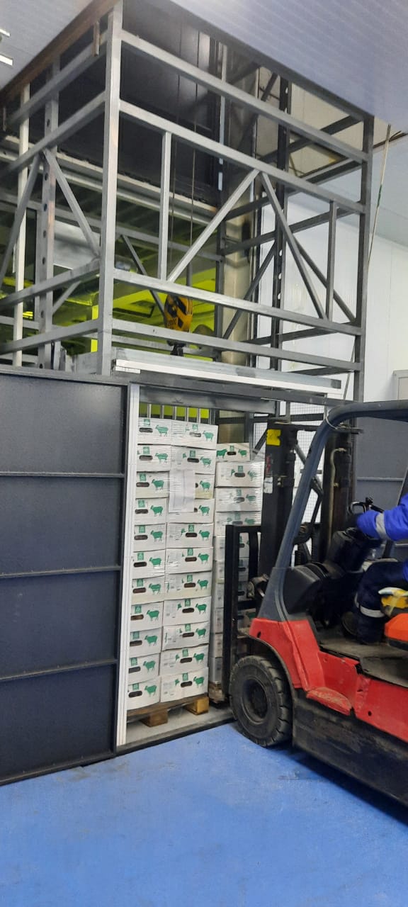 Грузовой подъёмник в металлокаркасной шахте ПГ-МШ-200, 2000 кг, Республика Казахстан