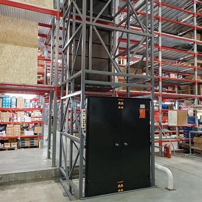 Грузовой подъемник в металлокаркасной шахте, 1500 кг