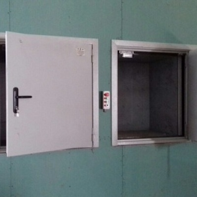 Подъемник грузовой в металлокаркасной шахте